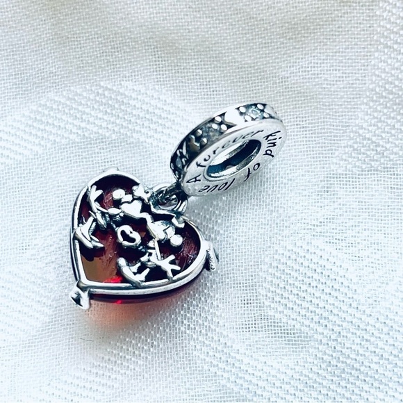 💋 NWOT Mickey & Minnie Mouse Kiss Red Heart Charm ✨ - Picture 1 of 10